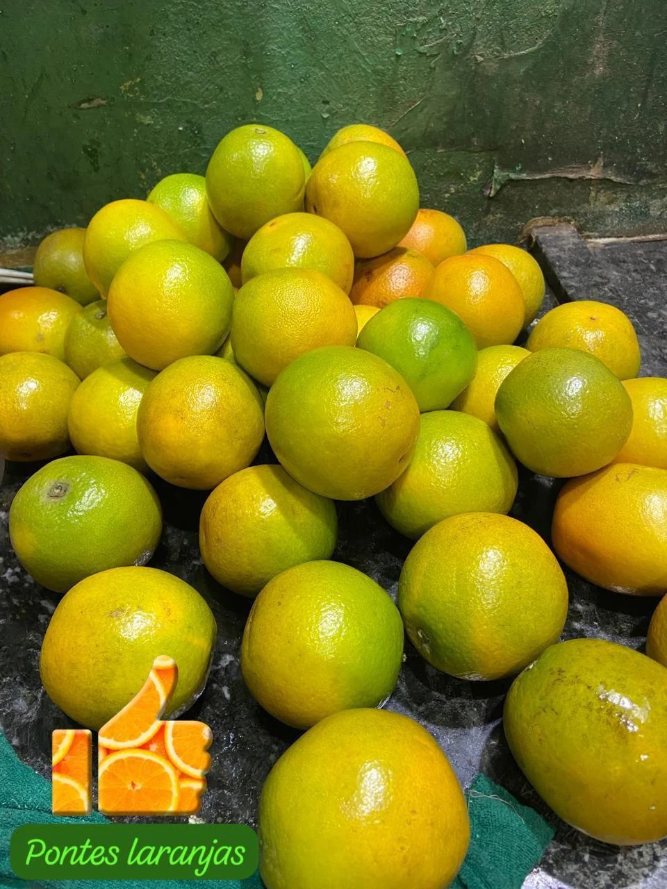 Carregamento de caminhão no galpão