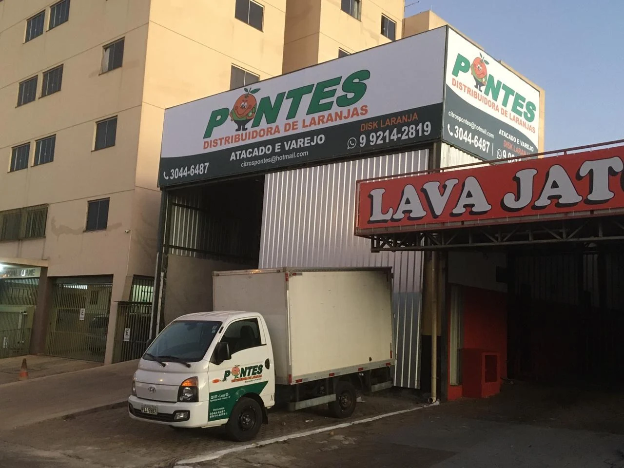 Fachada do galpão da Pontes Laranjas com caminhão de entrega